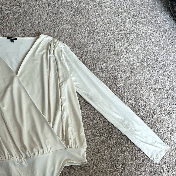 Express Off White Long Sleeve V-Neck Bodysuit - Picture 3 of 5